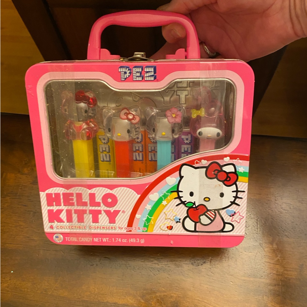 Hello Kitty Pez Dispenser /lunchbox set
Pez candy included (factory sealed)